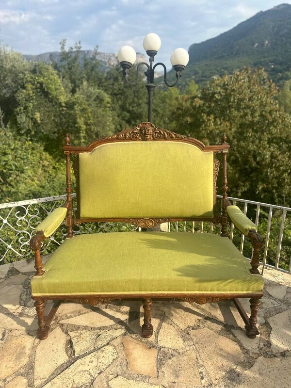 Banquette en bois massif richement sculpté de style Louis XVI .