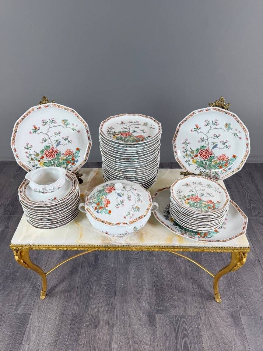 Bernardaud Limoges table service, "Hong-Kong" model, 53 pieces, 20th century.