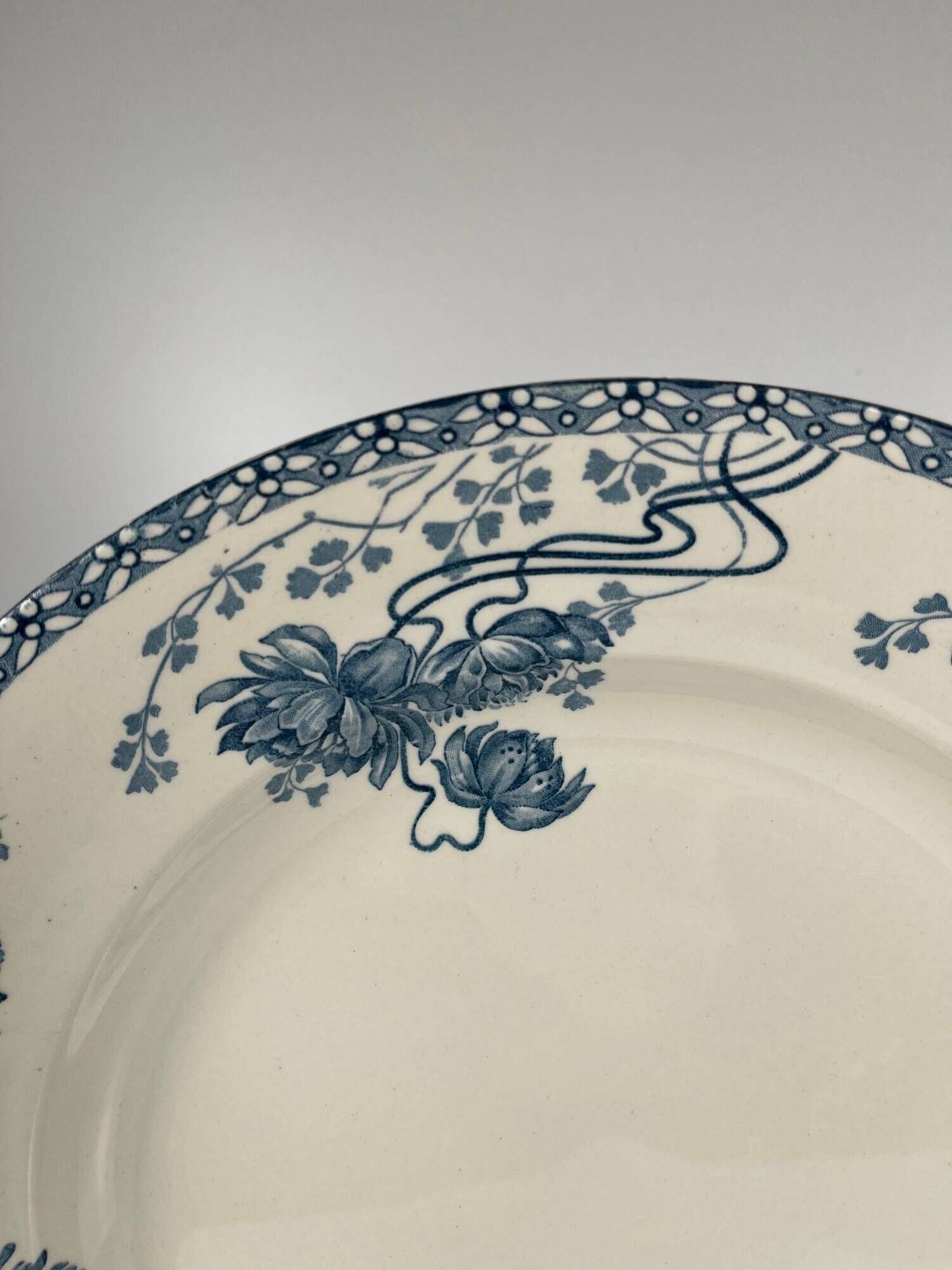Large round blue "Royat" dish, U&C Sarreguemines, 1879 - 1918.