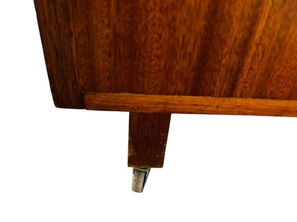 Comptoir de magasin vintage en bois sur roulettes