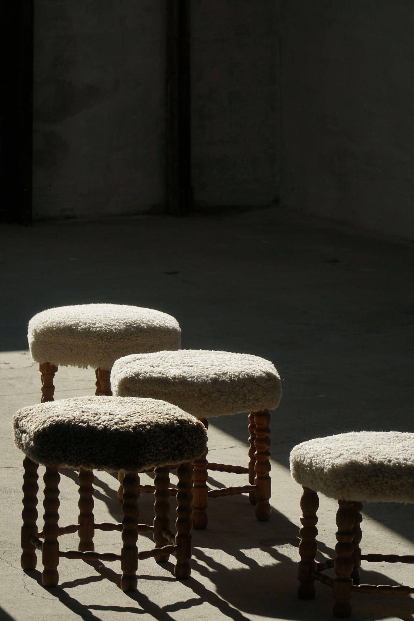 Un tabouret hexagonal en chêne, siège réhabilité en laine d'agneau, design danois des années 1950