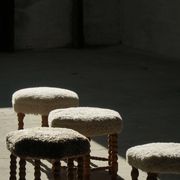 Un tabouret hexagonal en chêne, siège réhabilité en laine d'agneau, design danois des années 1950