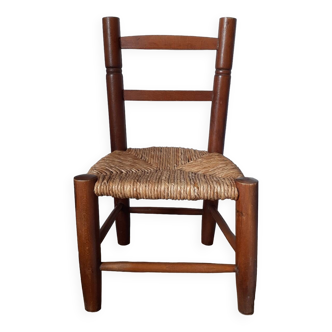 Old children's chair in wood and straw