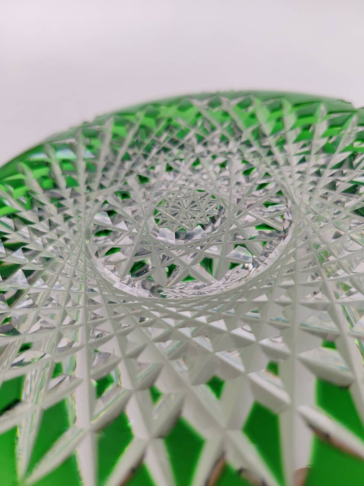 Saladier en cristal vert, première partie du XX ème siècle