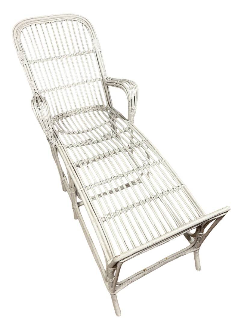 Vintage deckchair or chaise longue in white lacquered rattan from the 1960s