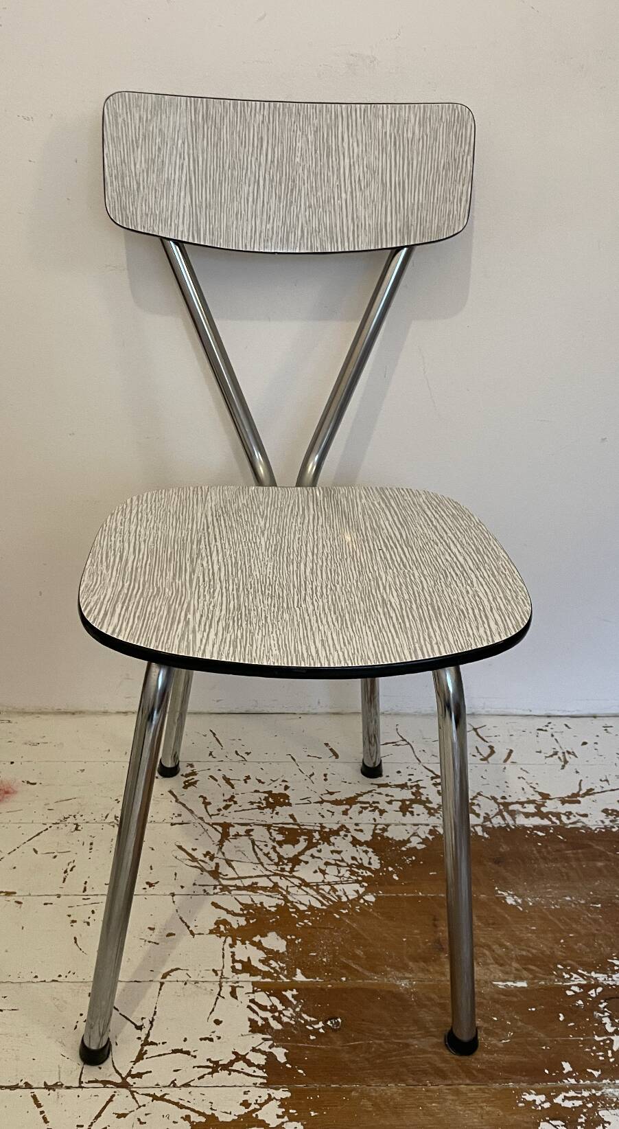 Chaise en formica blanc et noir