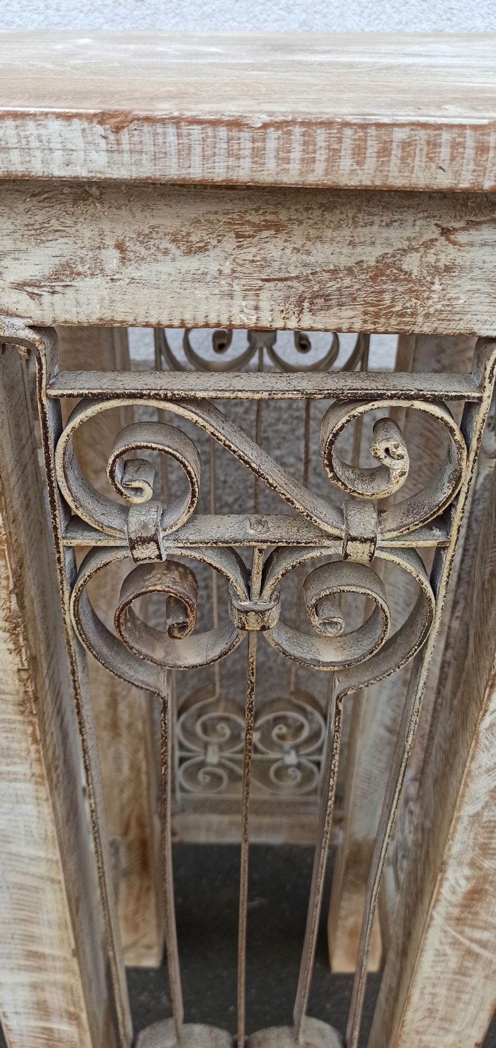 Antique pedestal table in wood and wrought iron