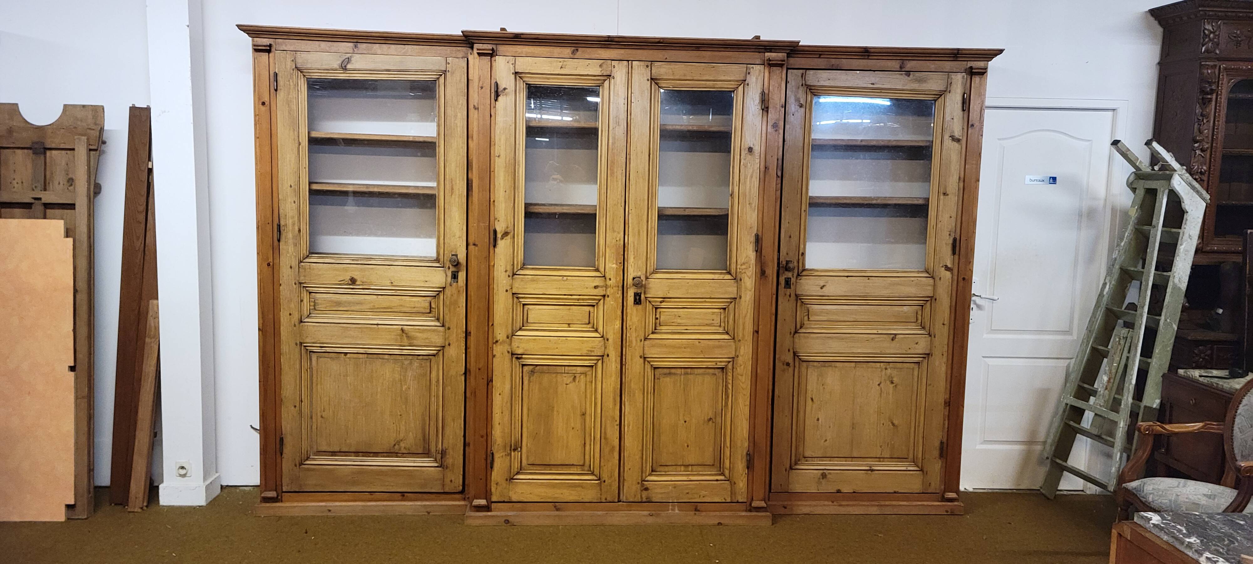 Monumental library of pine wood, from the 19th century.