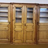 Monumental library of pine wood, from the 19th century.