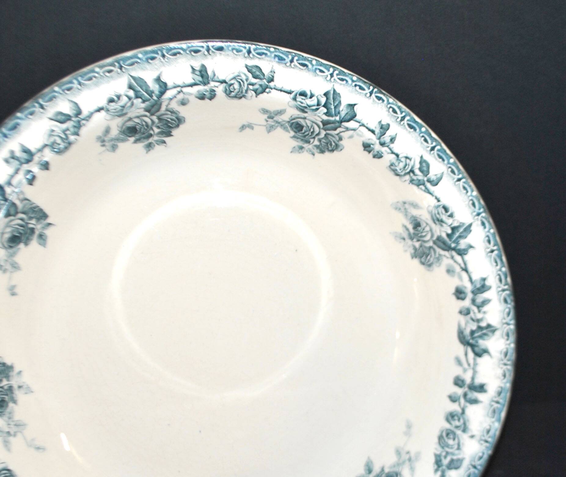 Choisy-le-Roi flat hollow salad decorated with blue and green roses by Hippolyte Boulenger.