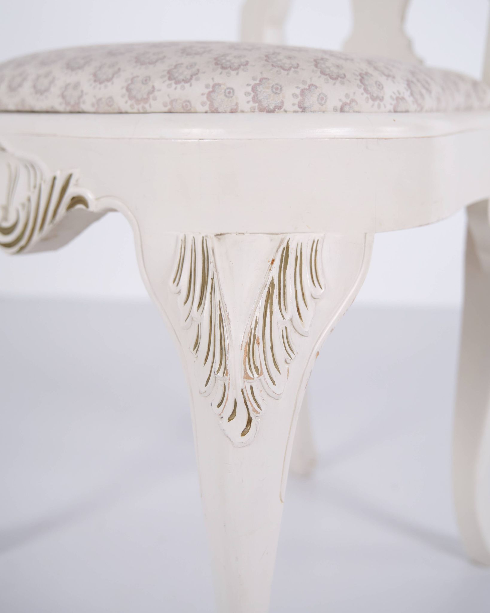Set of six dining chairs - Neo Rococo style - white painted with decorative details - 1920s