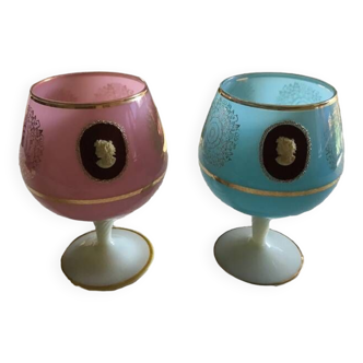 Verres ou coupes en opaline