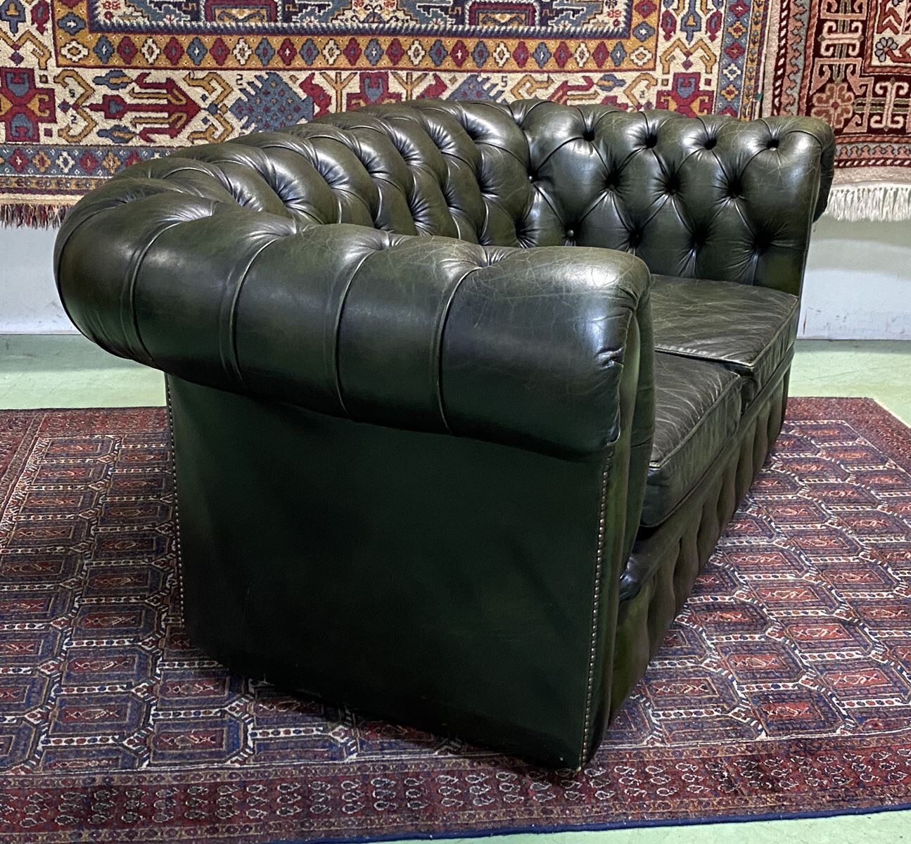 Chesterfield 2-seater green leather sofa from the 1980s