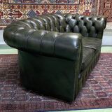 Chesterfield 2-seater green leather sofa from the 1980s