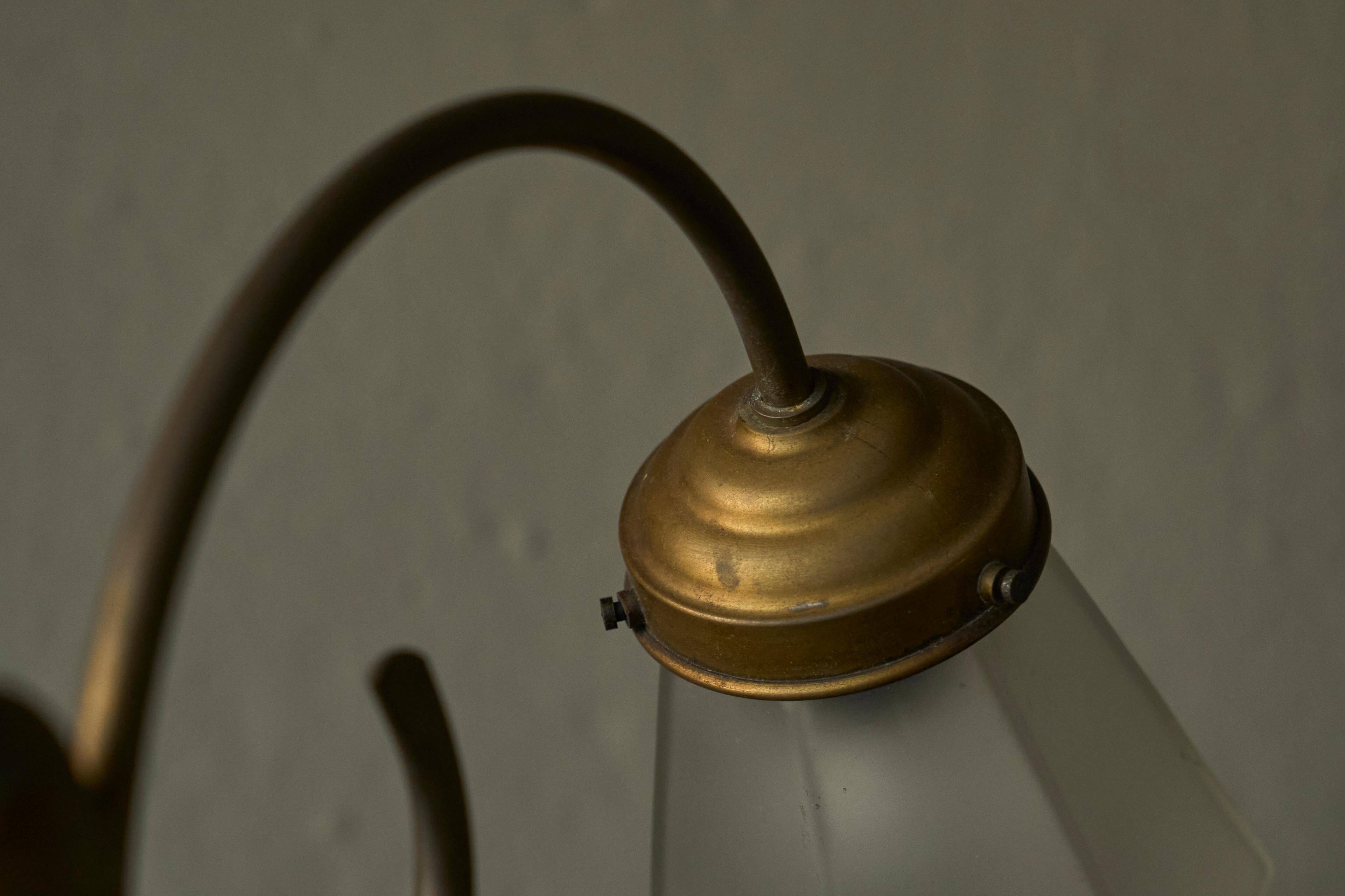 Sculptural table lamp in brass and opaline glass, early 20th century.