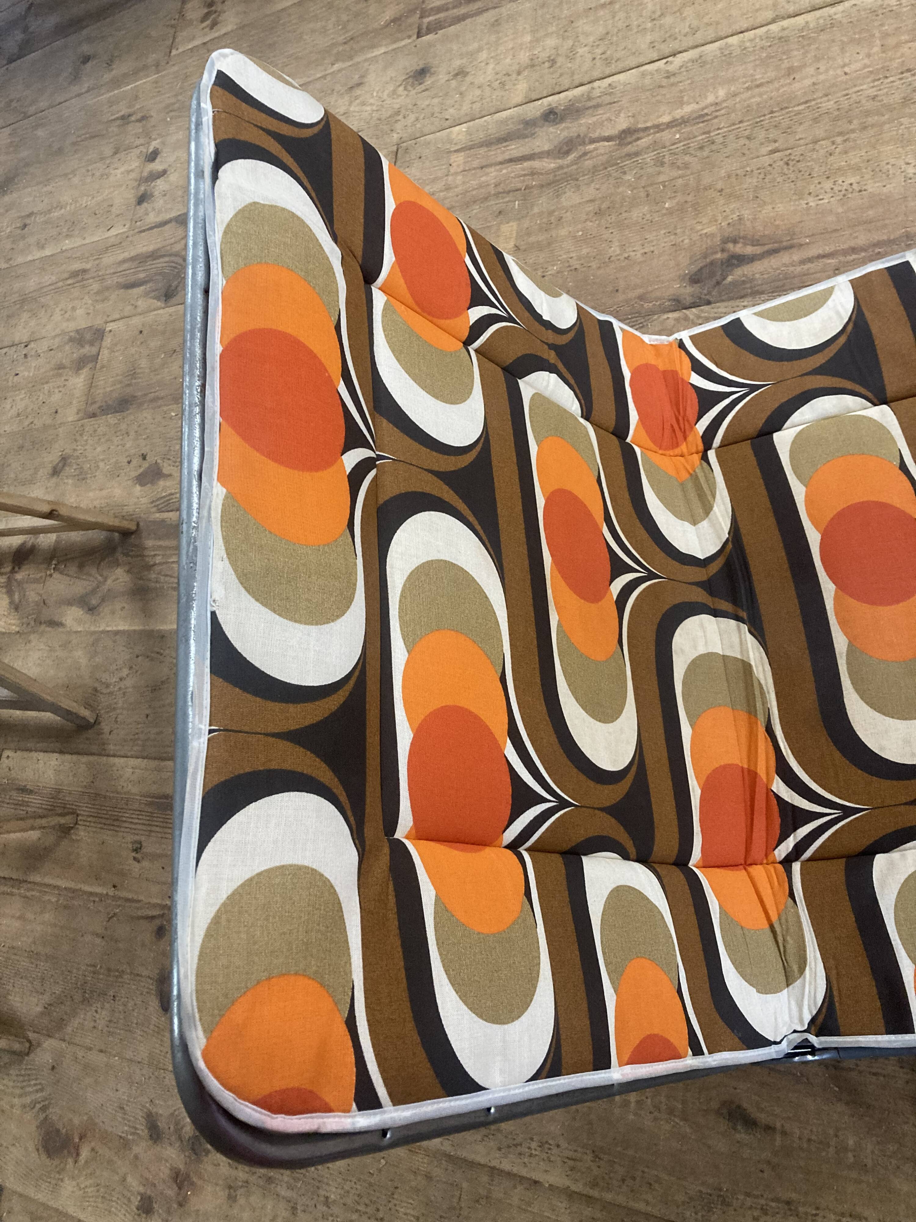 1970 orange pattern / chaise longue / vintage camp bed in metal and fabric