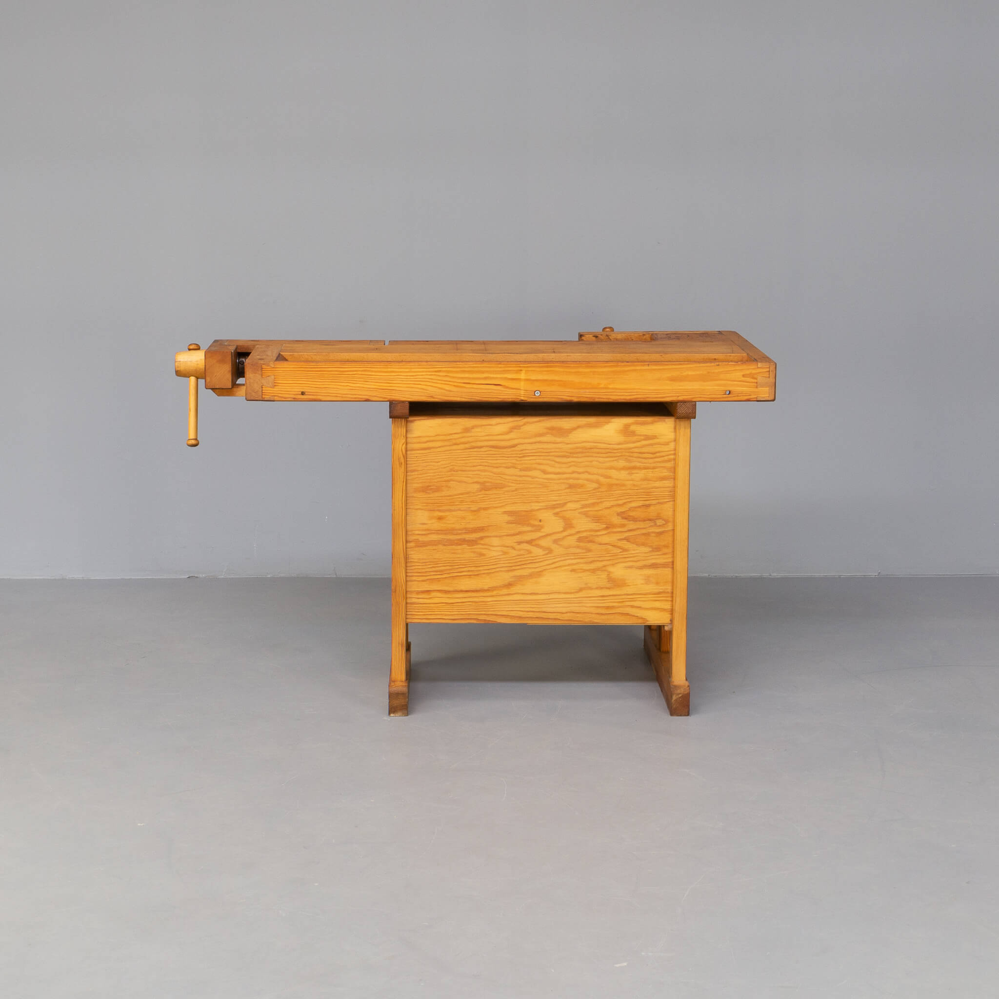 Sjoberg wooden workbench with drawers and 1 door cabinet