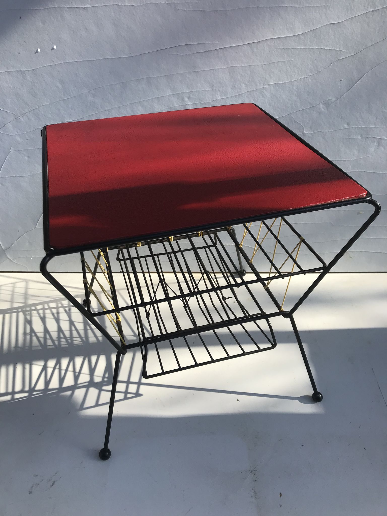 Old coffee table with black metal and scoubidou magazines holder