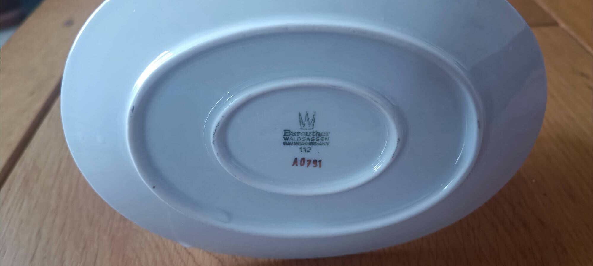 Sauceboat and dish in Bavarian porcelain by Bareuther from the year 1970.