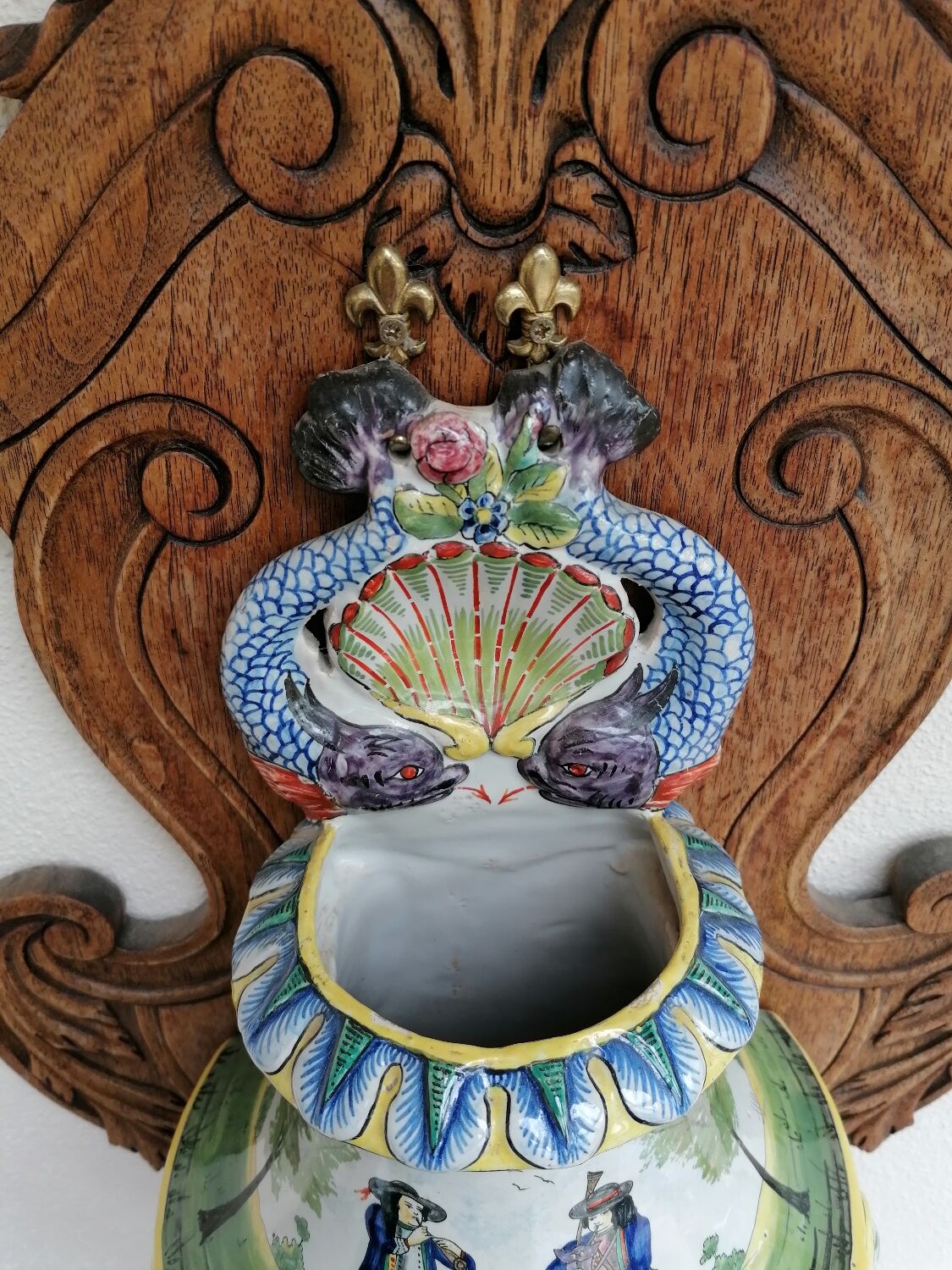 Wall fountain in Quimper earthenware