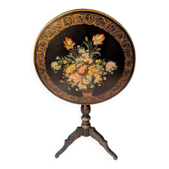 Napoleon III guéridon with a tilting top.