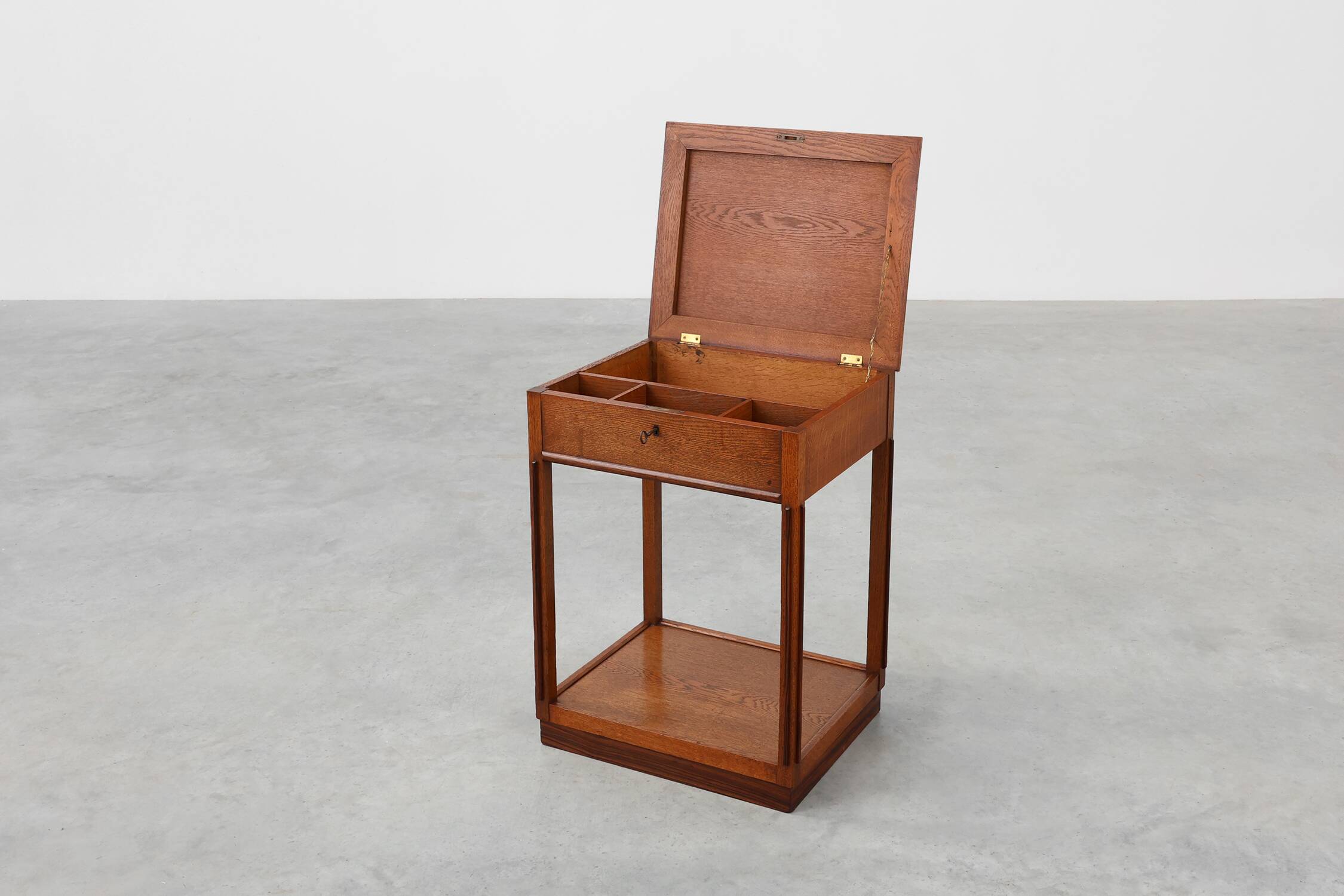 Table d'appoint ou cabinet de style École d'Amsterdam, Pays-Bas vers 1915