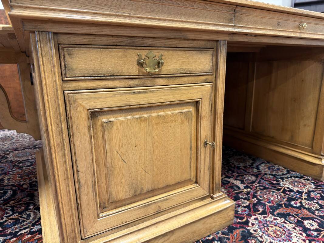 Ensemble de bureau classique RAC en anglais avec table de conférence