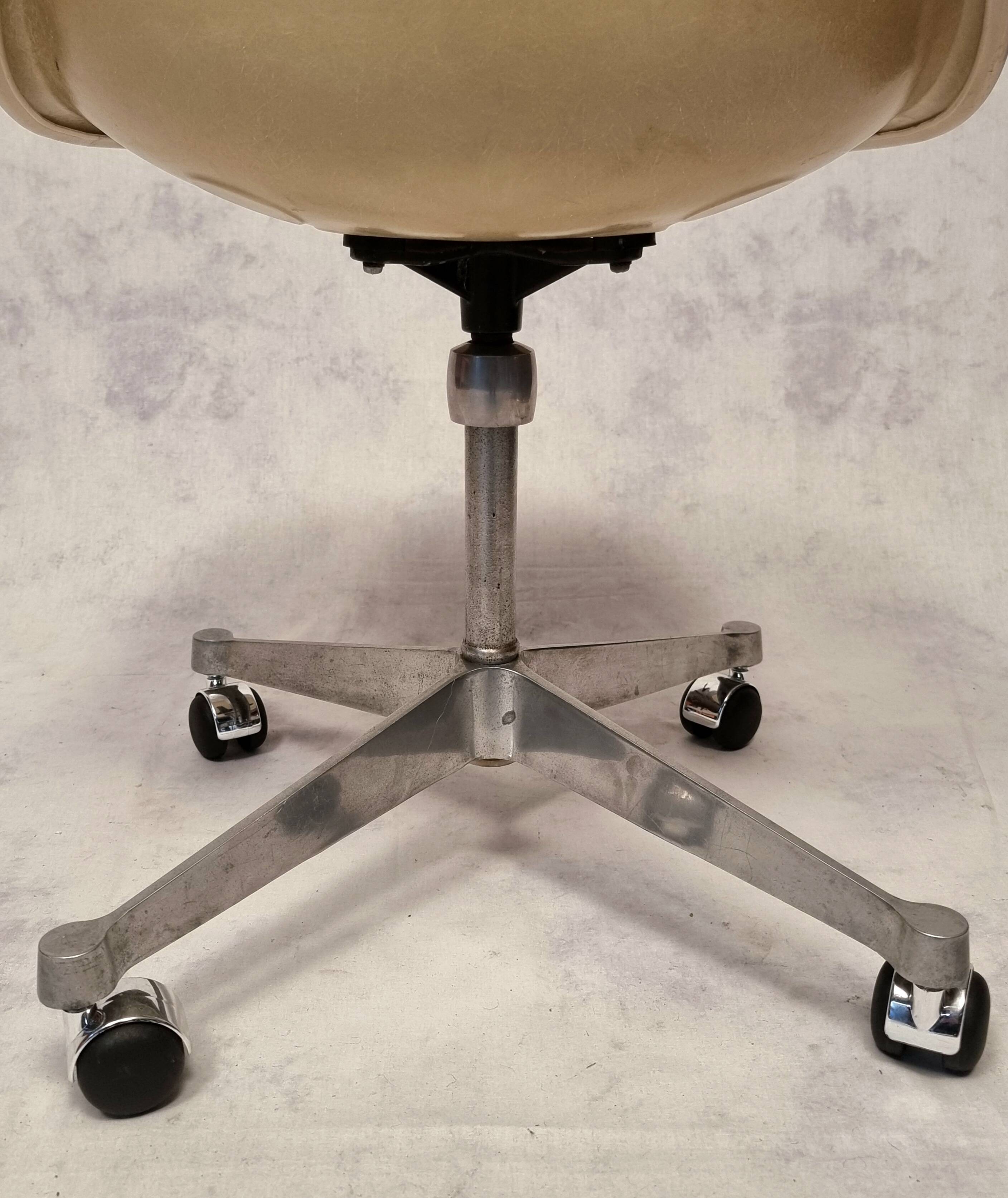 Office chair by Charles and Ray Eames for Herman Miller - Fiberglass - Ca 1960