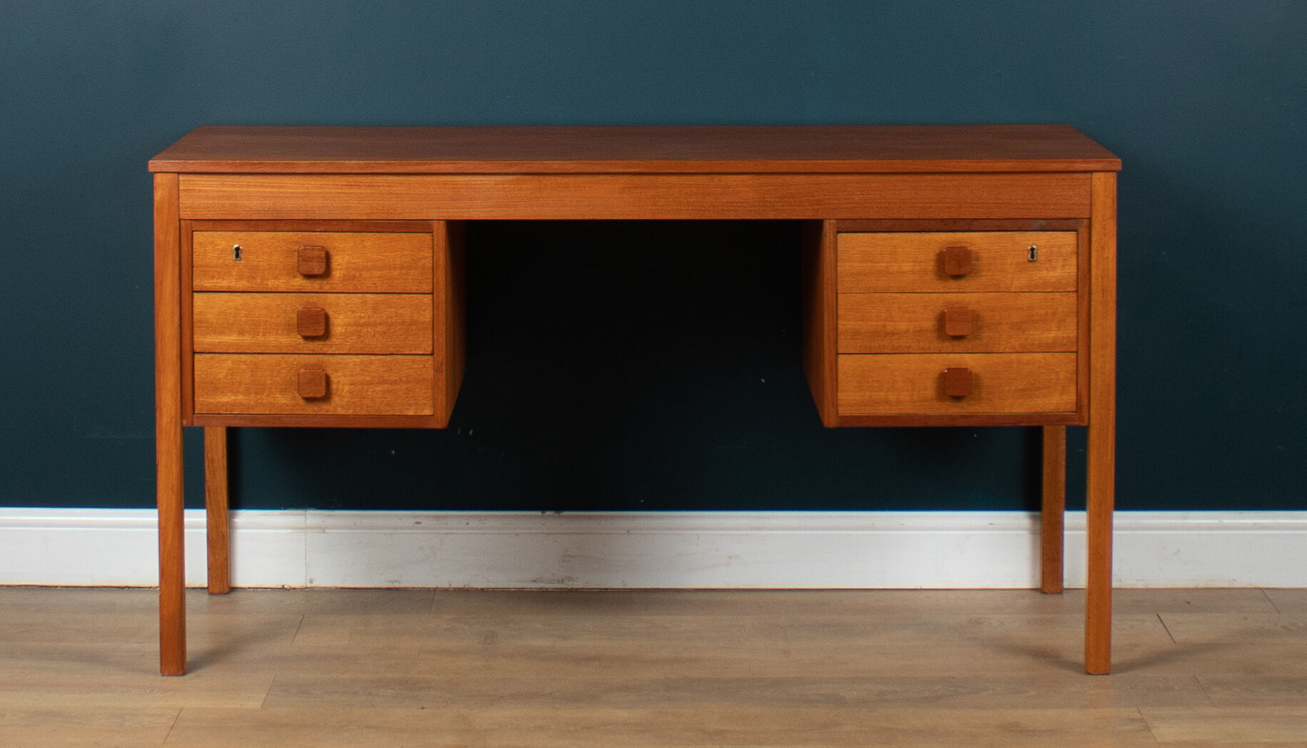 Bureau rétro des années 1960 danois en teak par Domino Mobler