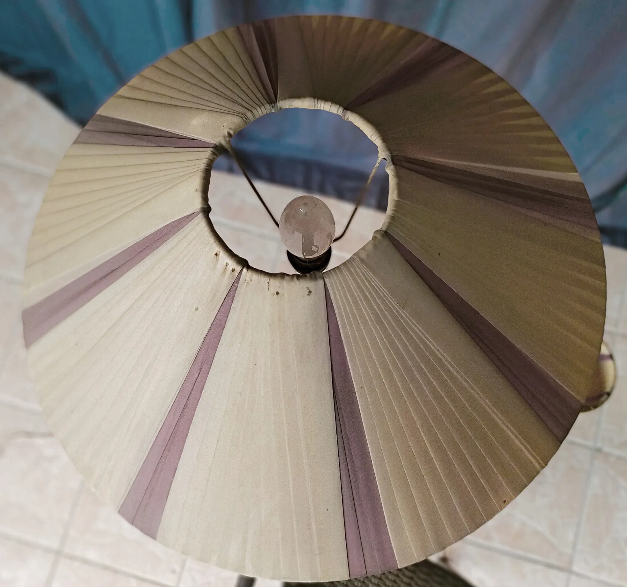 Lampadaire vintage dans le goût de Mathieu Matégot