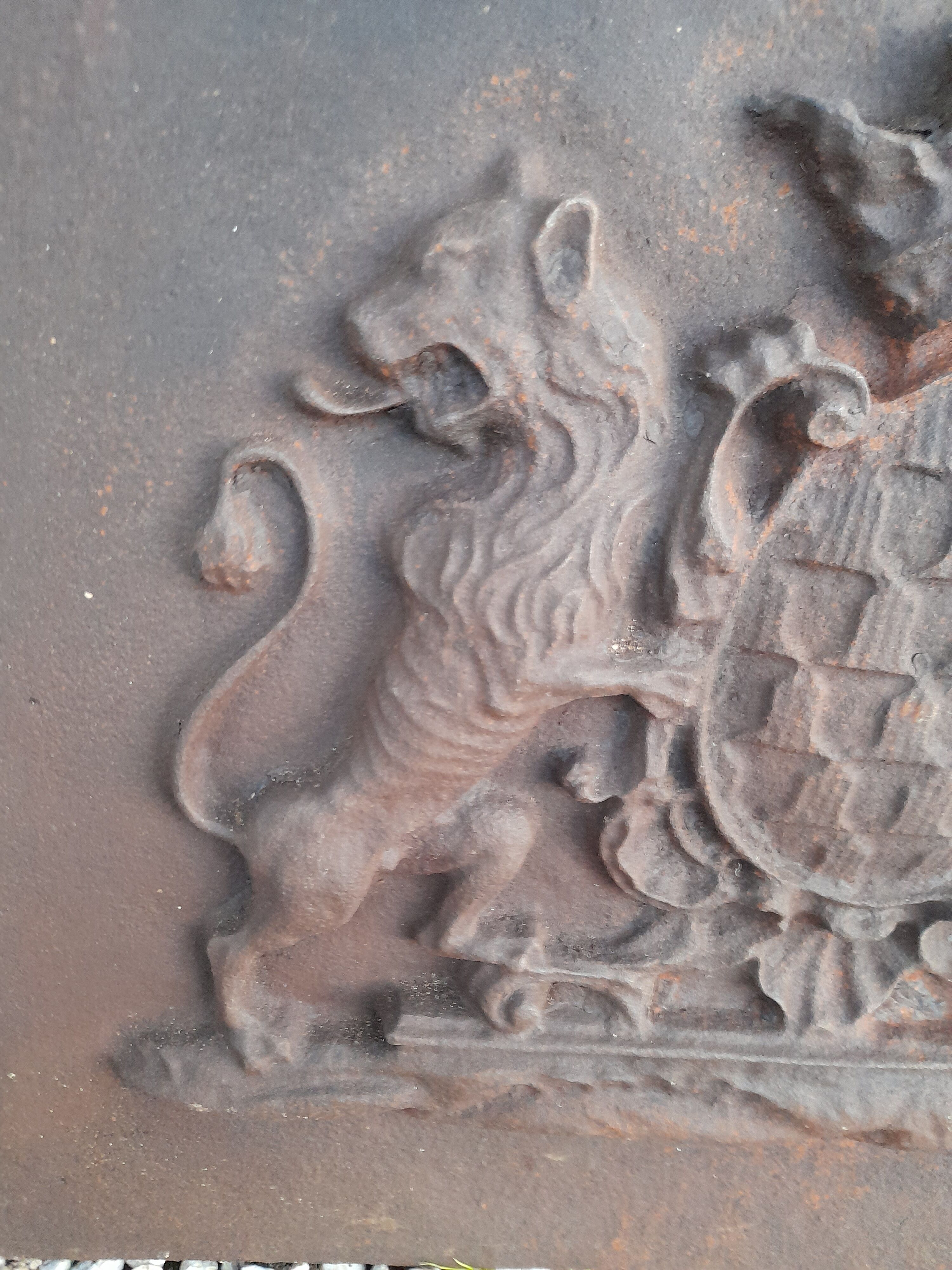 Plaque of chimney in fonte decorations with lions