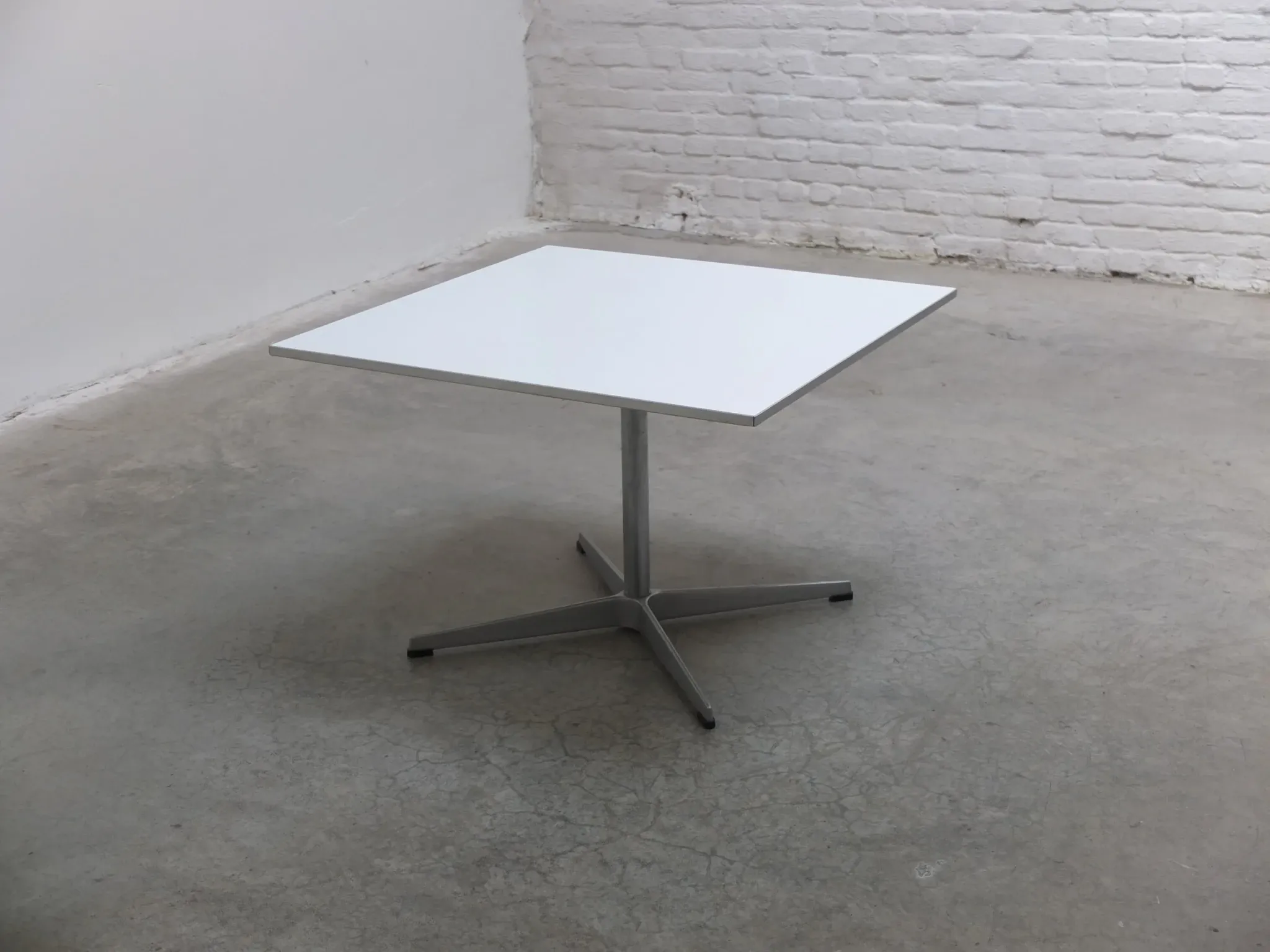 Table carrée ou table basse par Arne Jacobsen pour Fritz Hansen, 1978
