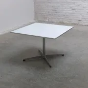 Table carrée ou table basse par Arne Jacobsen pour Fritz Hansen, 1978