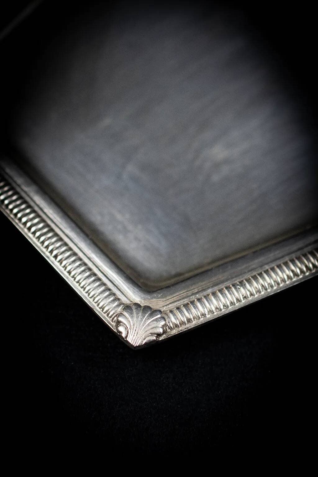 Silver-plated metal cake dish, shell design – hallmarked, 38 x 15 cm