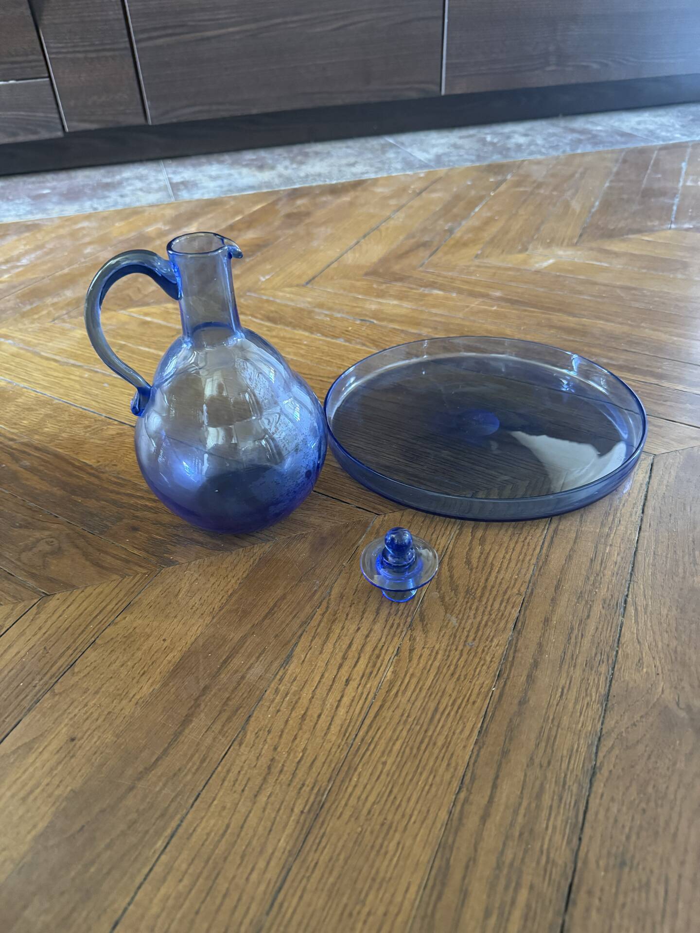 Set of a carafe with its blue glass tray.