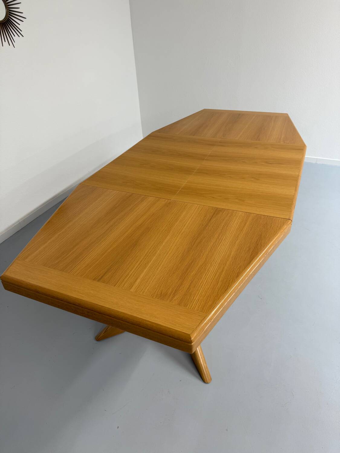 Ancienne table en bois massif octogonal a rallonge design Girsberger