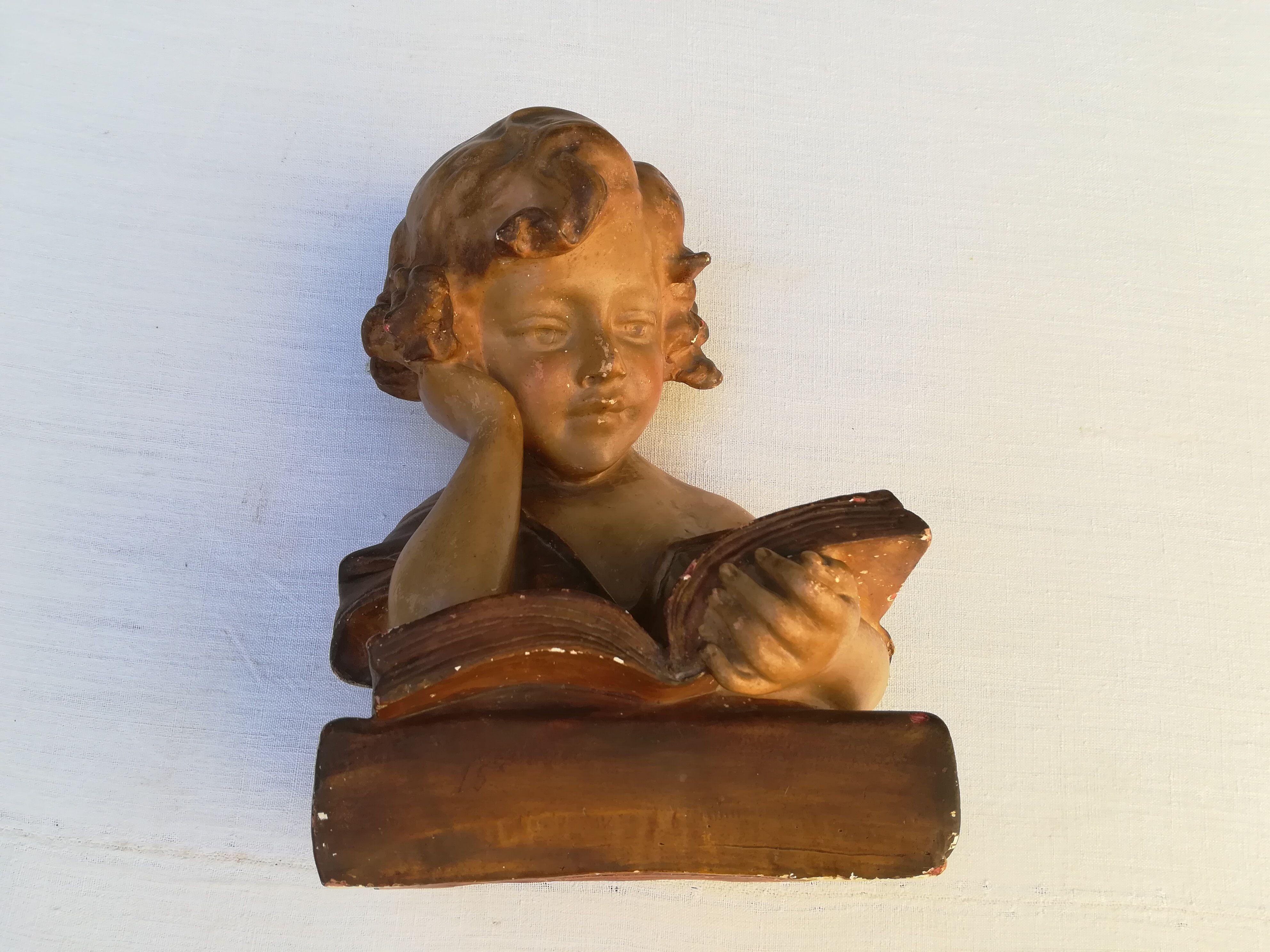 Plaster bust reader