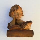 Plaster bust reader