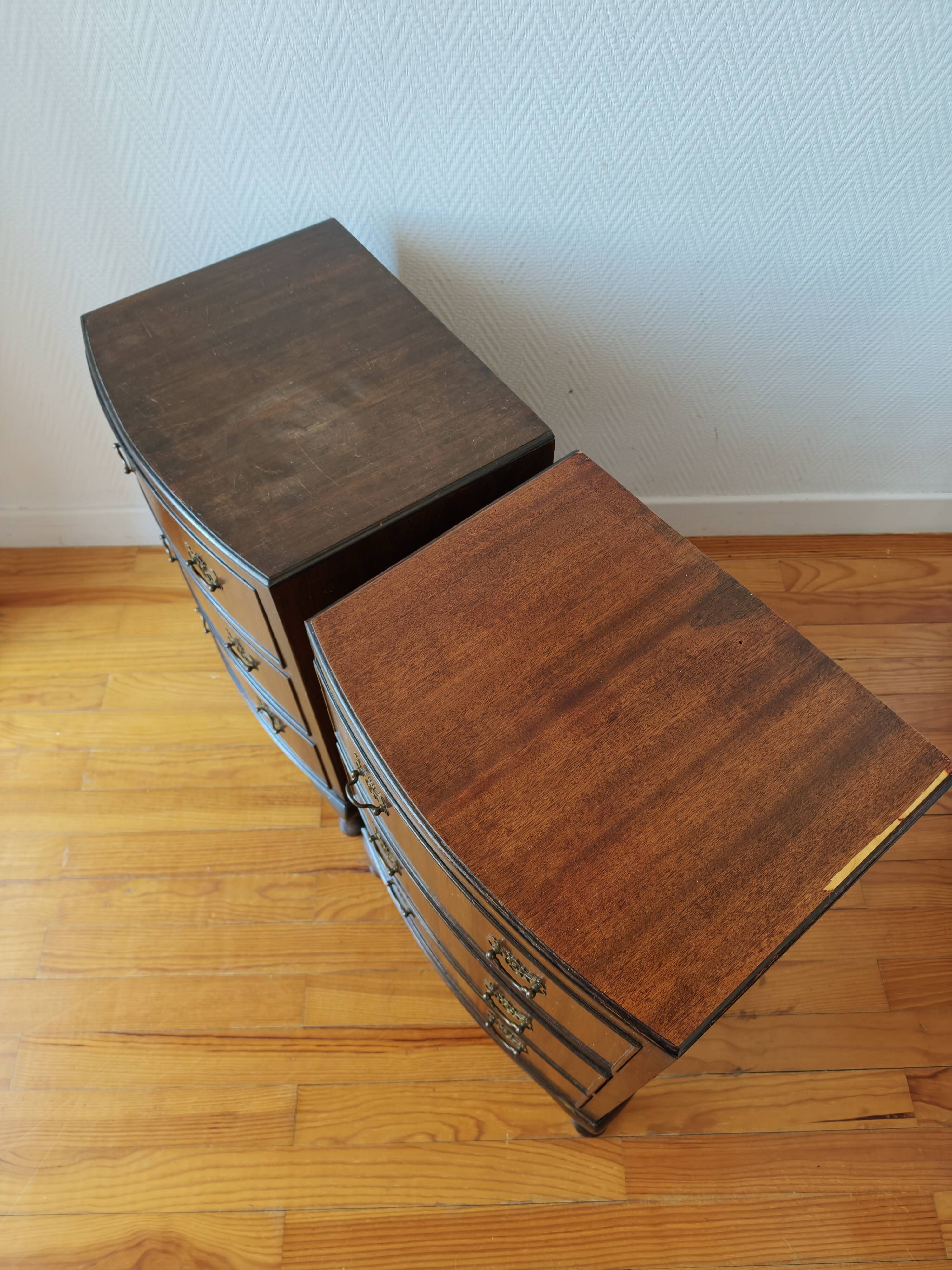 Paire de petites commodes anglaises style Queen Anne – années 1950