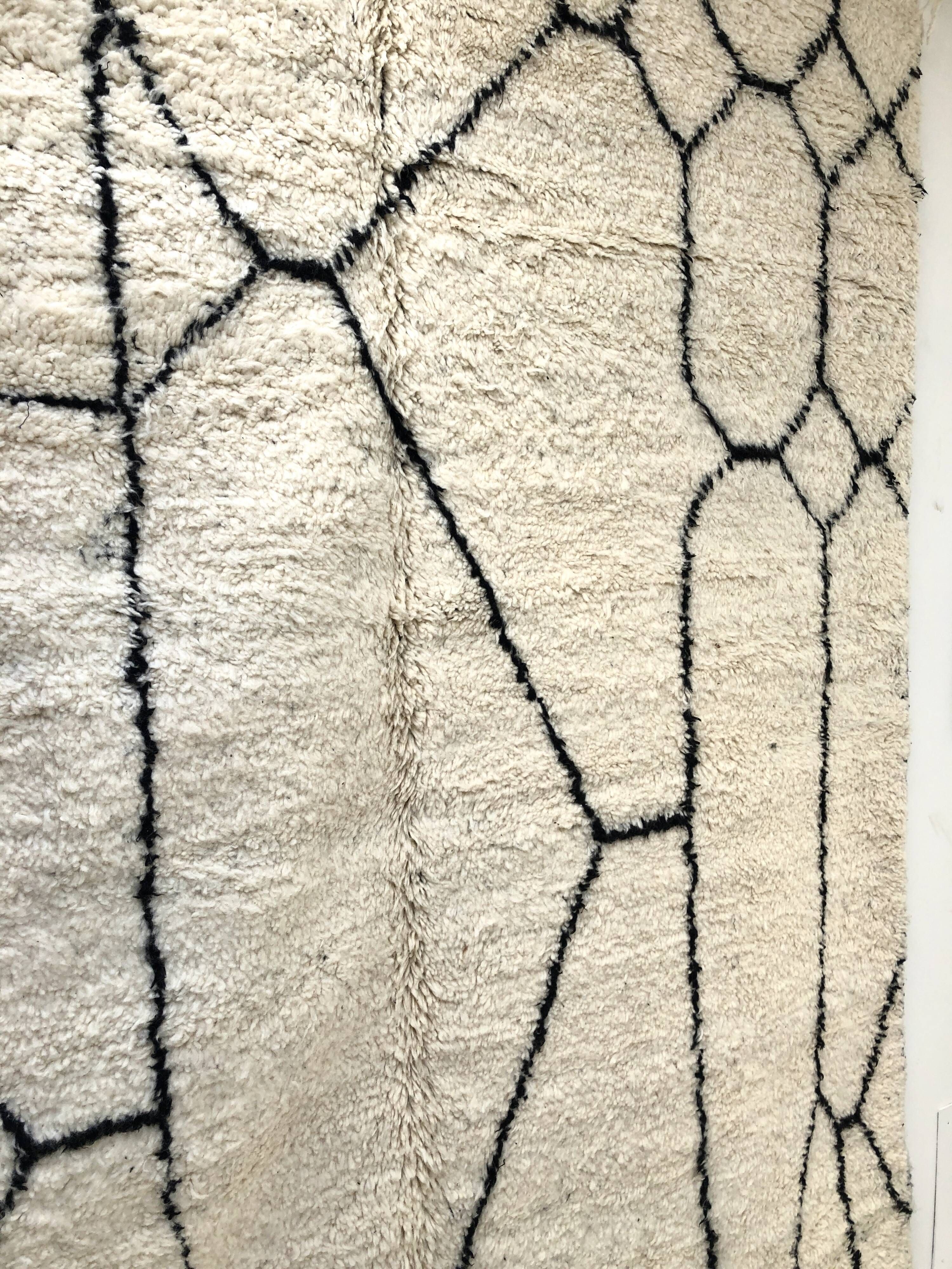Moroccan Berber carpet Beni Ouarain with black graphic patterns 3,09x1.99m