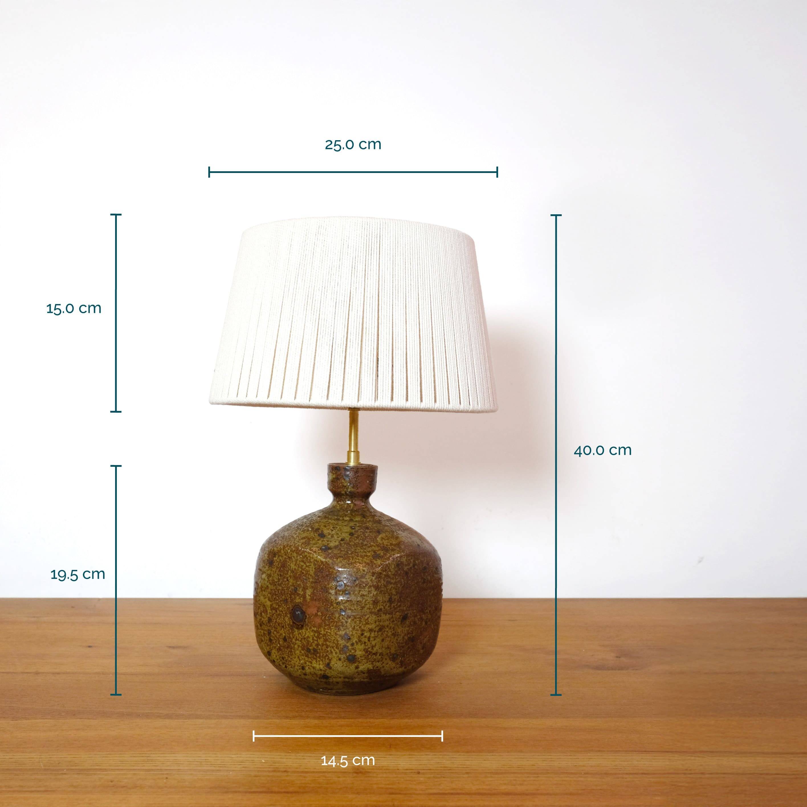 Lampe en grès quadrangulaire et son abat-jour en corde.
