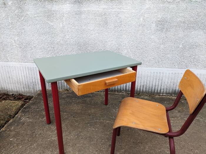 Desk and chair set (kindergarten)