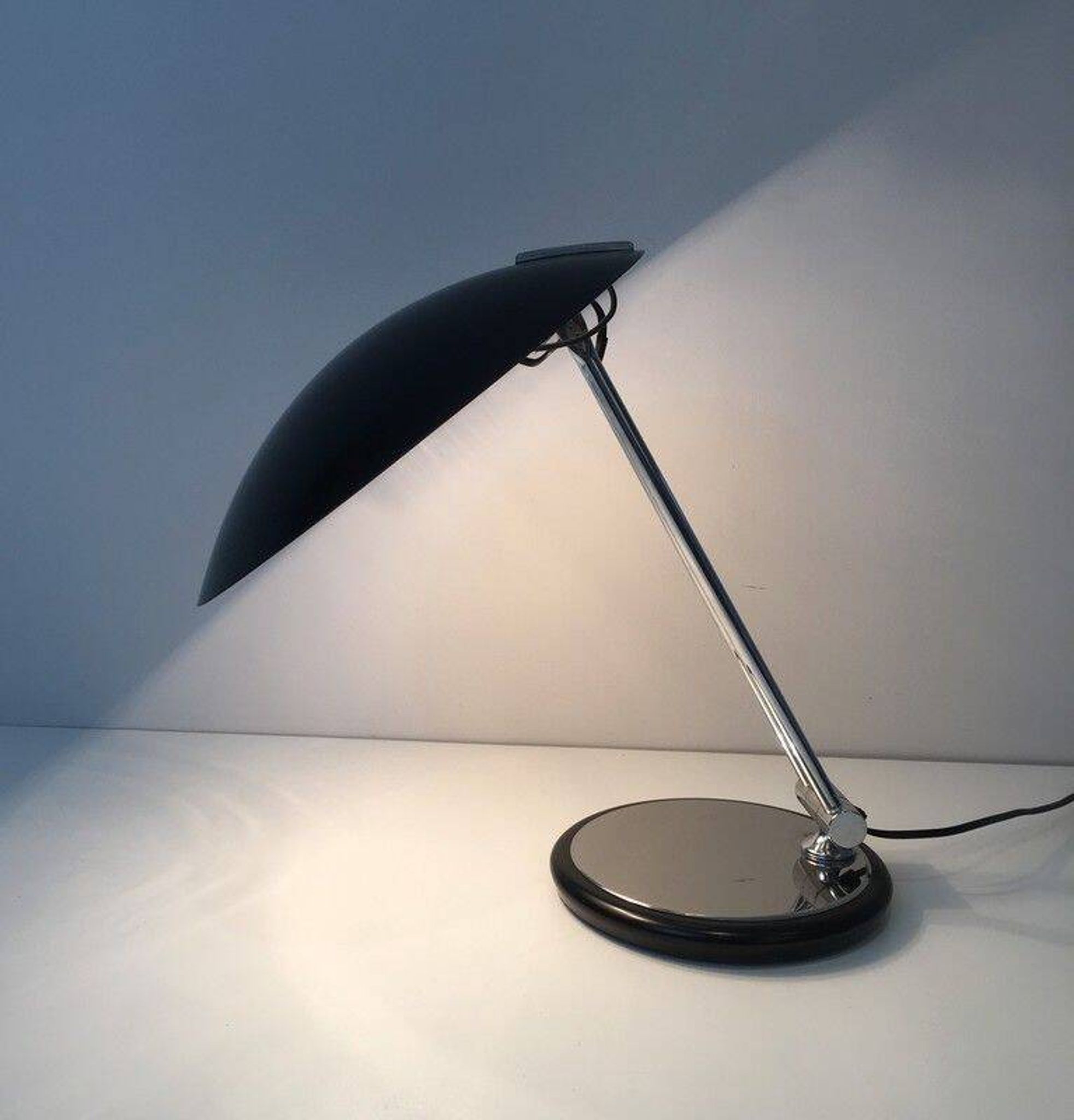 Swivel designer desk lamp in chrome and black lacquered metal
