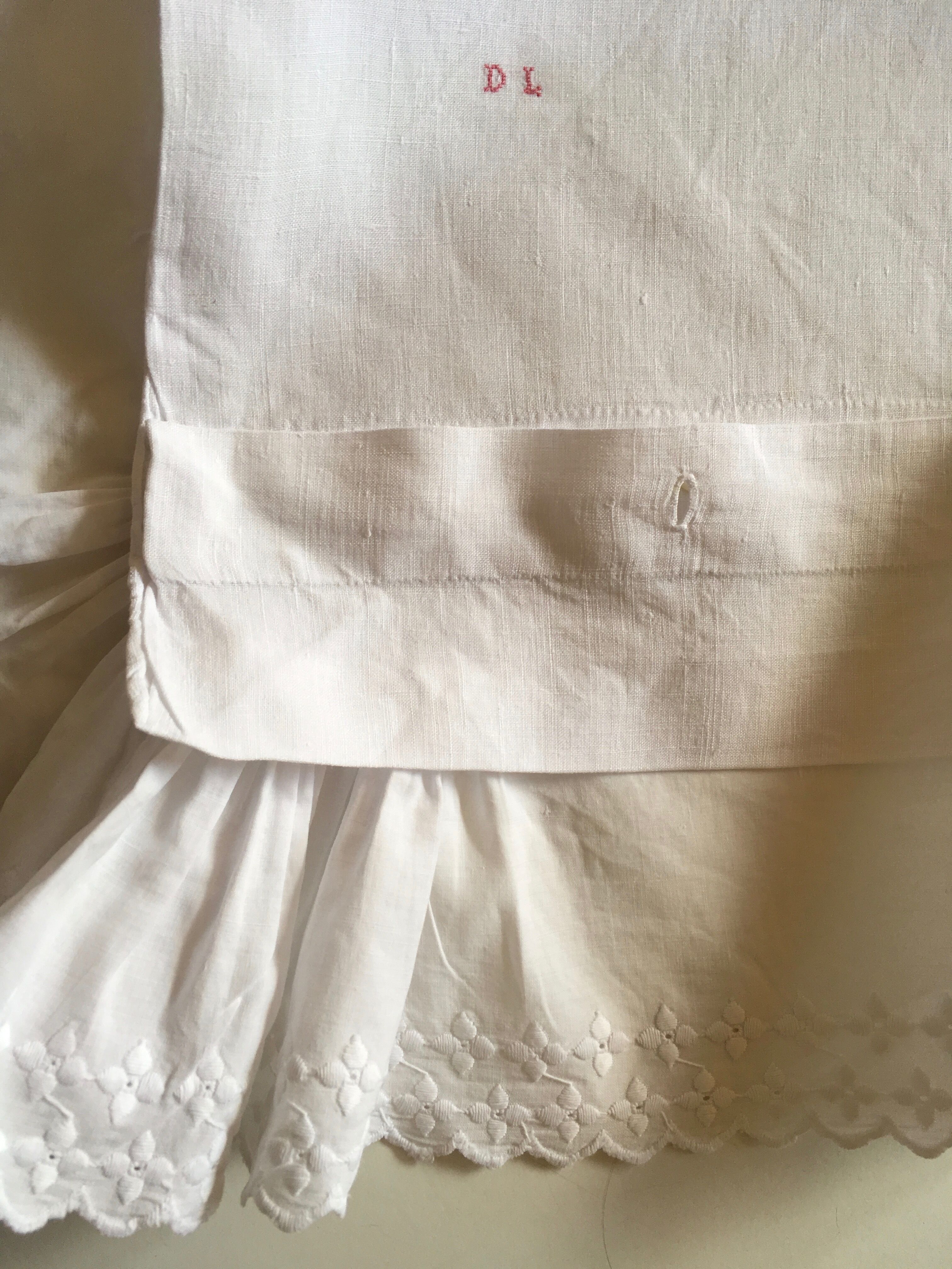 Pillowcase 19th century house at bellows in linen thread