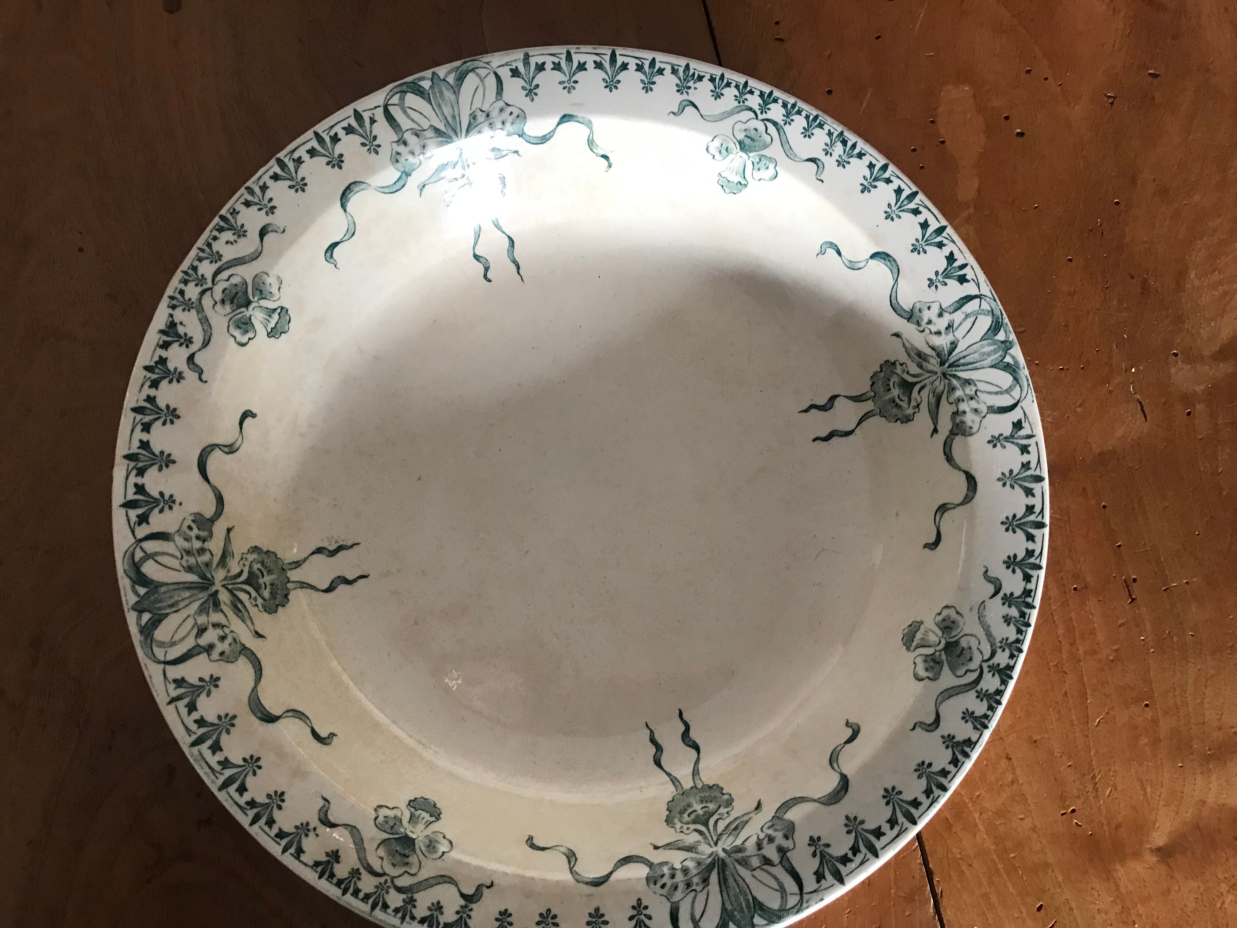 Round dish in opaque porcelain from gien