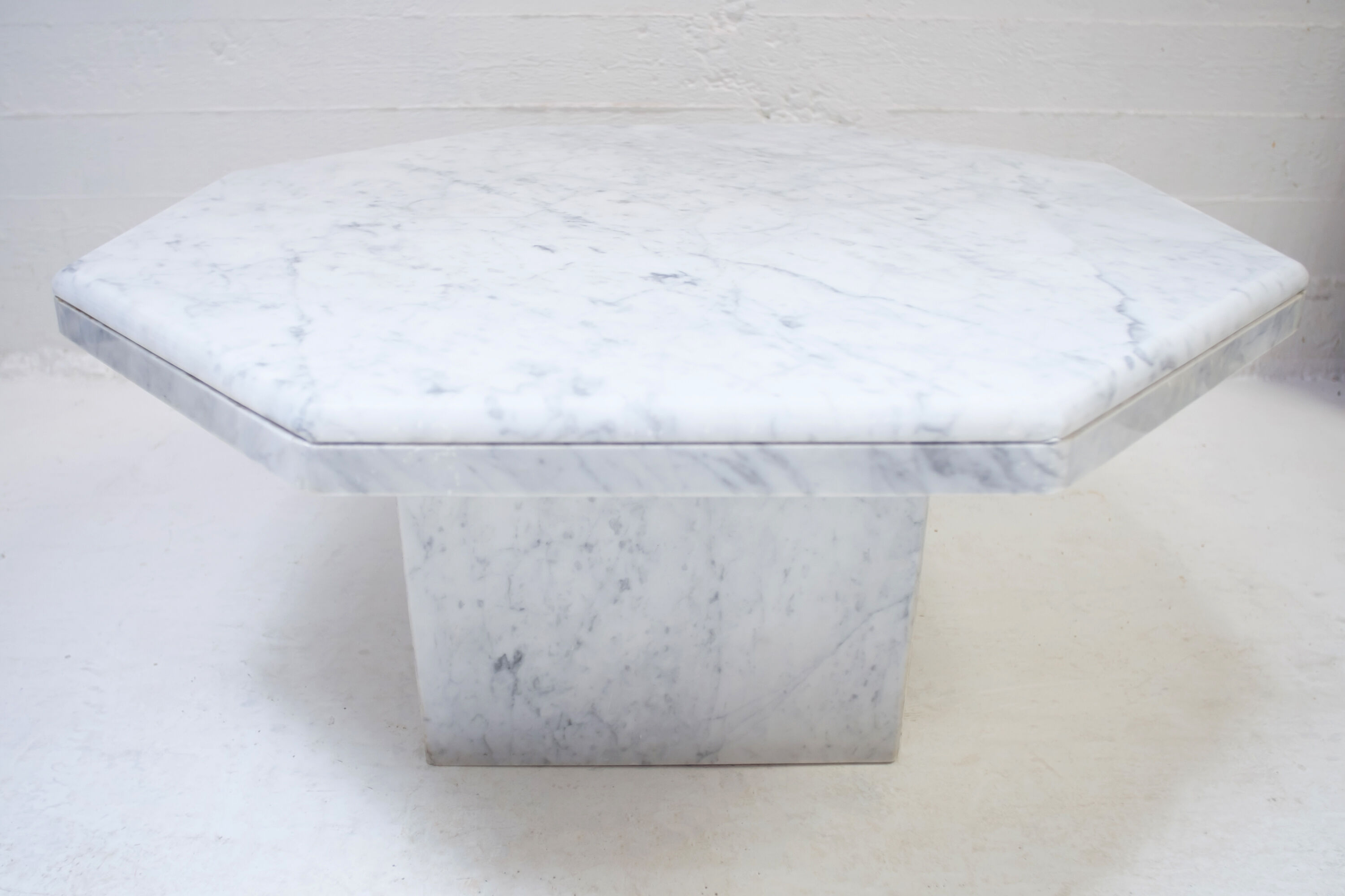 Octagonal vintage coffee table in Carrara marble 70s