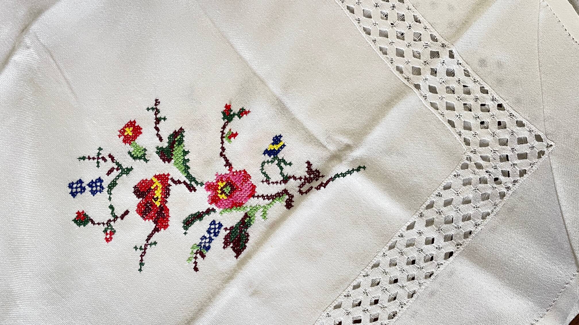 Embroidered tablecloth and 12 vintage napkins