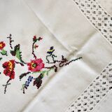 Embroidered tablecloth and 12 vintage napkins