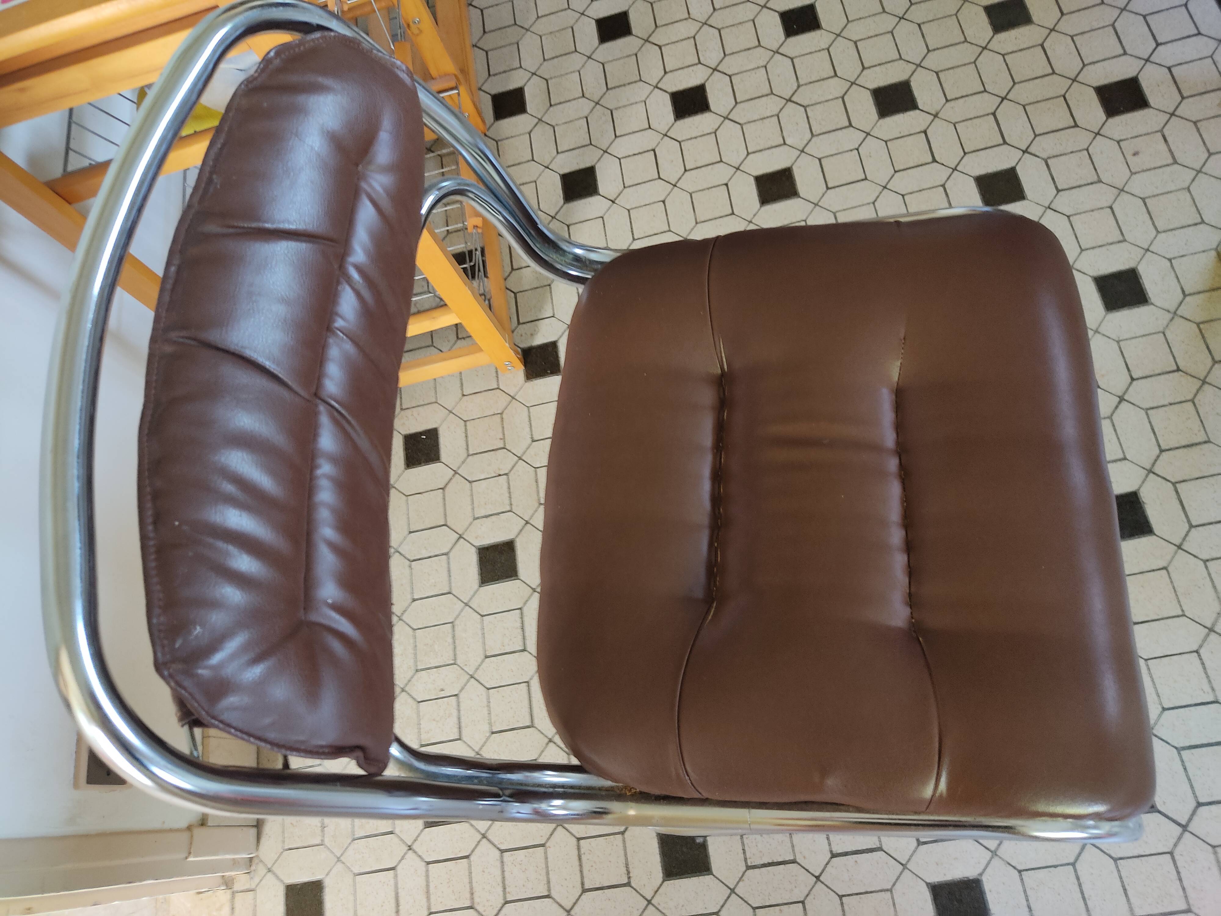 Round kitchen table with smoked glass top and 4 chairs from the 1970s.