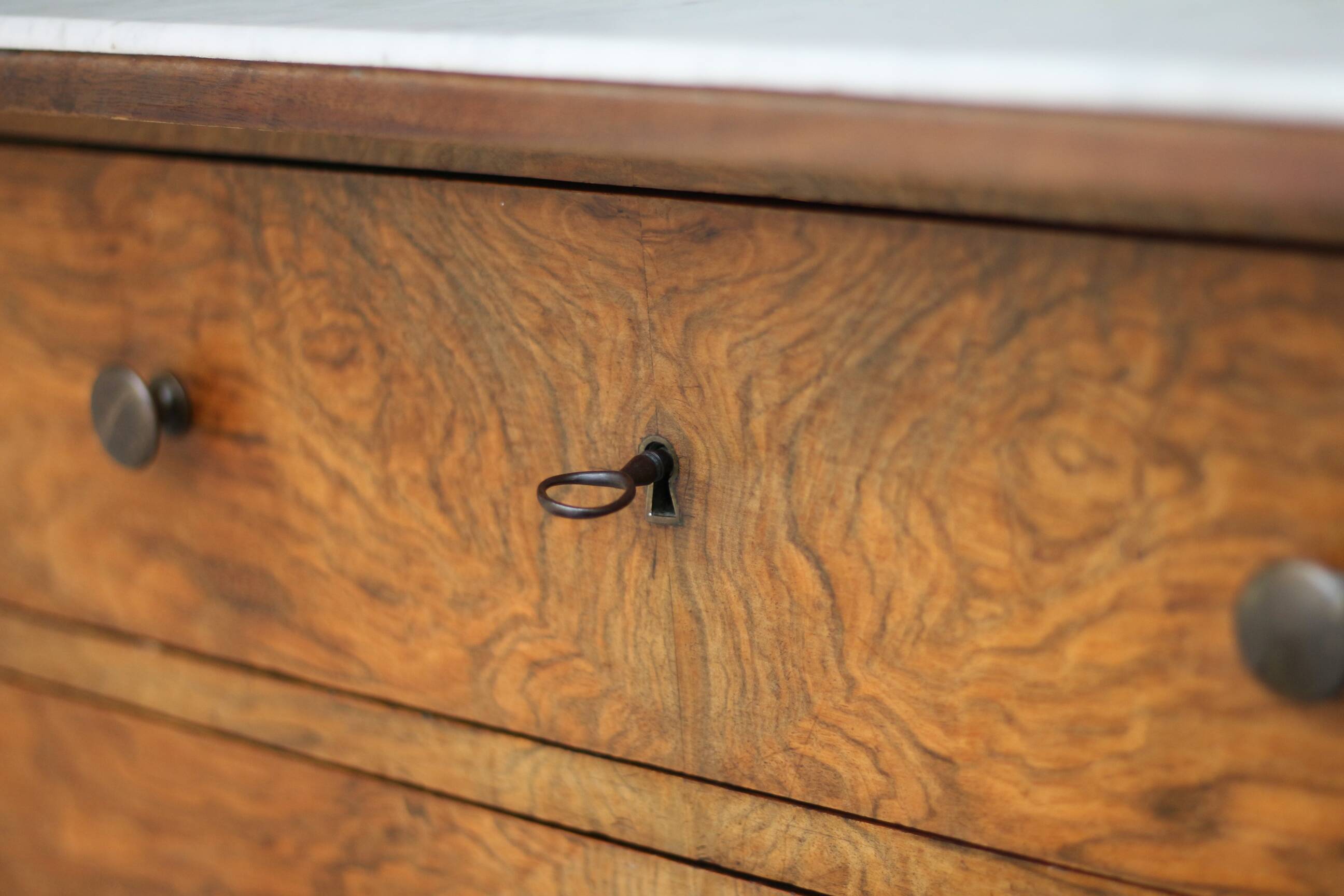 Classy dressing table in mahogany burl (19th century).
